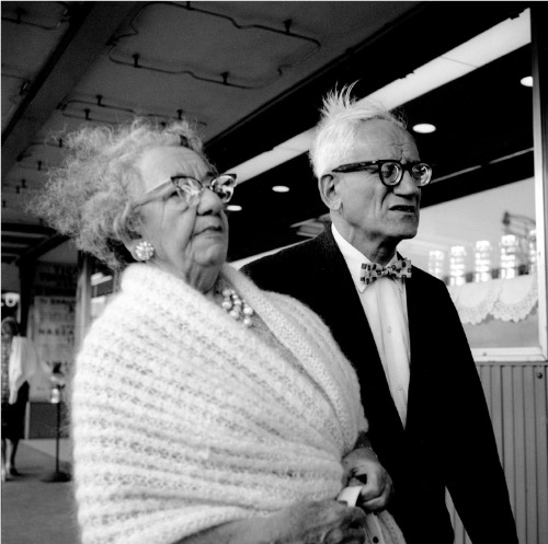 Vivian Maier, Couple in Wind, 1967